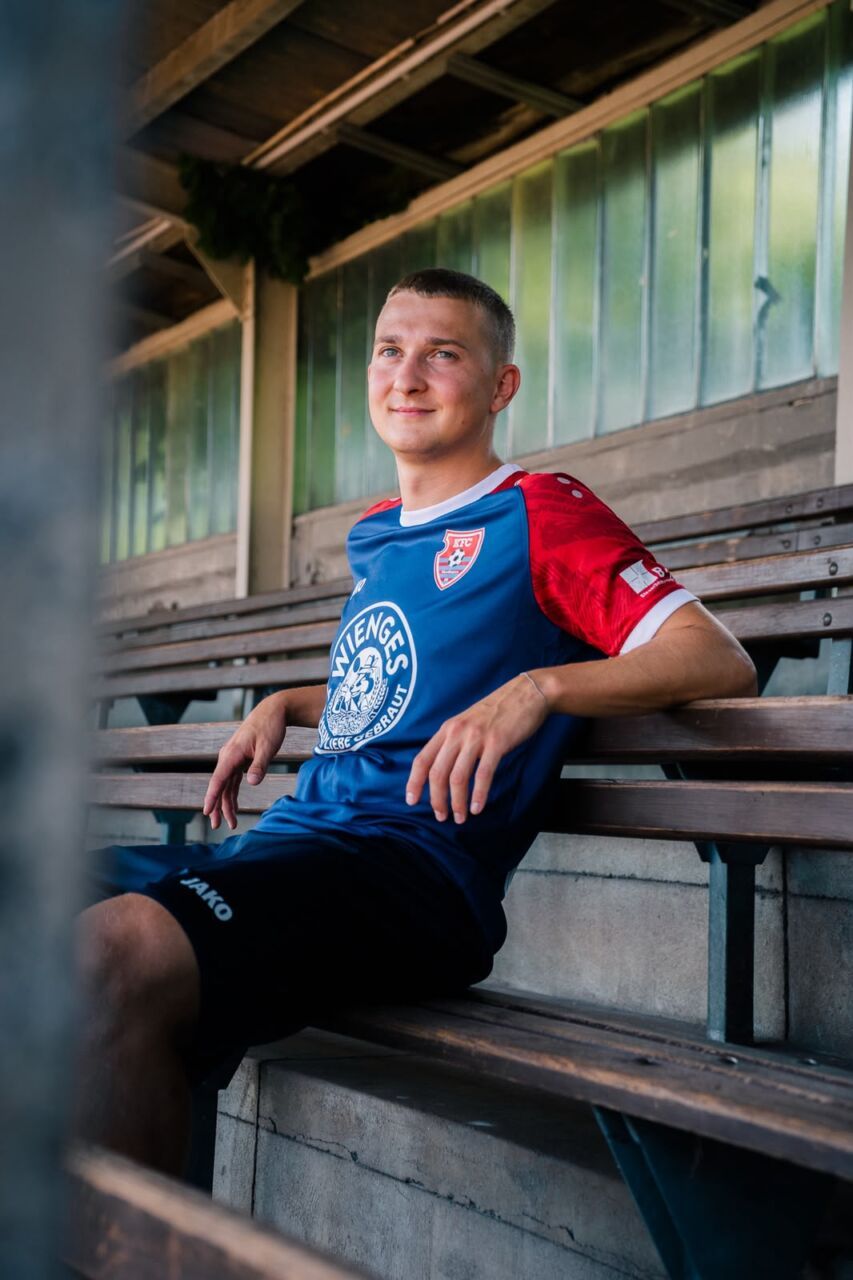 Junger Krefelder im blau-roten Heimtrikot auf der historischen Holztribüne der Grotenburg